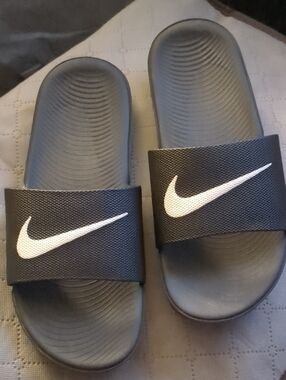 🖤Nike Black Slides with White Swoosh Logo Pre Loved In Great Condition 🖤